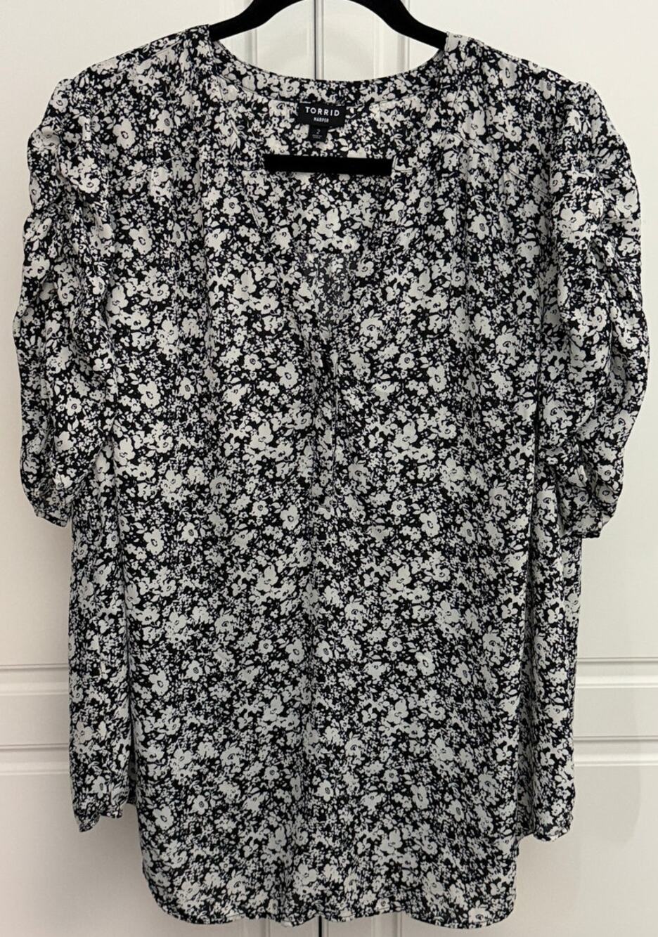 Torrid Harper Black/White Floral Blouse Short Ruched Sleeve Size 2X (18-20) NWOT